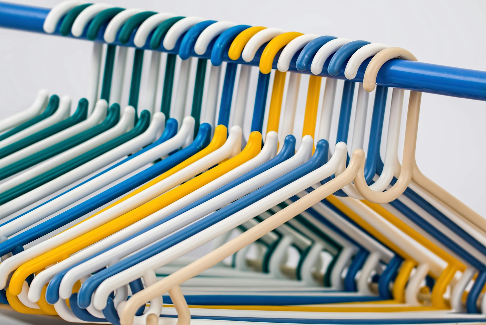 Kleiderbügel günstig und langlebig – Die beste Investition für Ihren Kleiderschrank