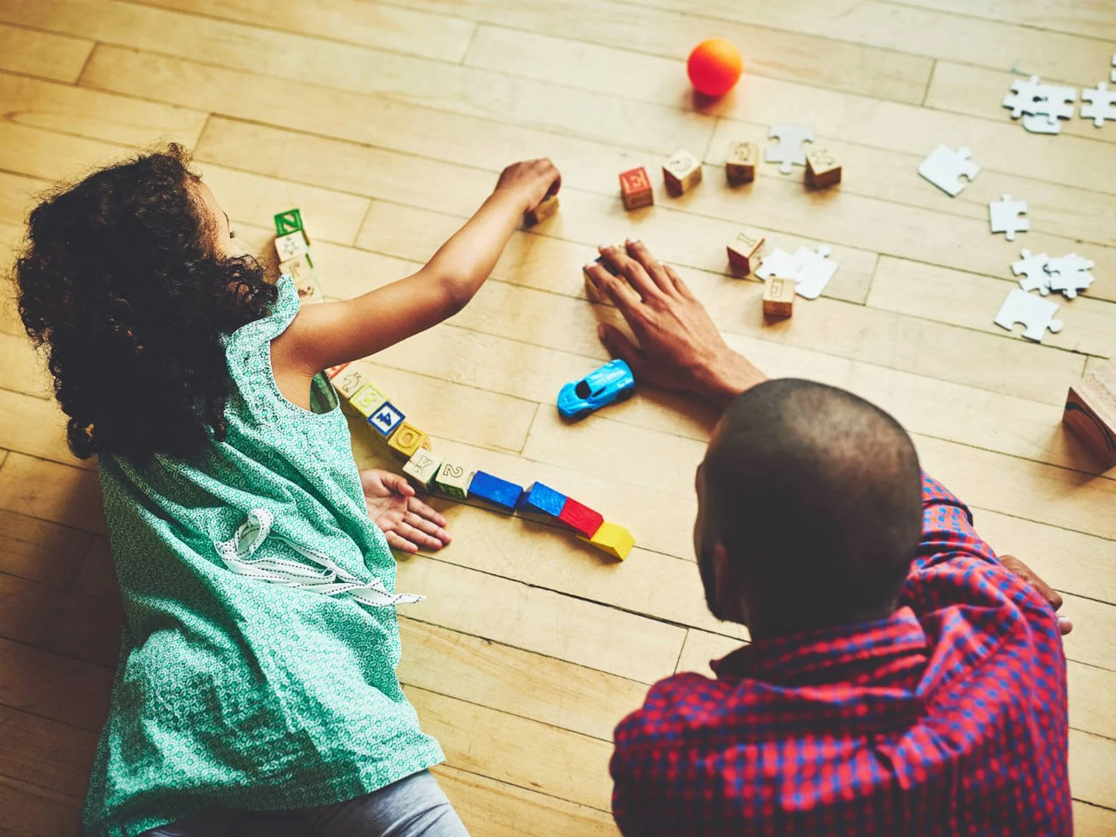 Einfache Spiele Kinder drinnen, die jedes Wohnzimmer verwandeln